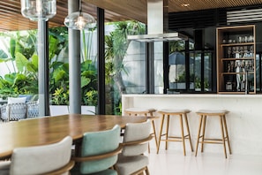 Refrigerador con freezer, microondas, placa de cocina, lavavajillas