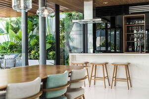 Refrigerador con freezer, microondas, placa de cocina, lavavajillas