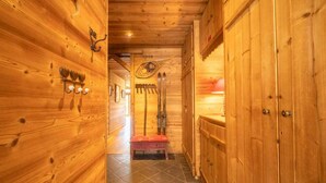 A wooden hallway with a bench, wooden walls, and a tiled floor. - 115m from ski slopes, view panoramic, balcony, ski locker, 87m², Valmorel (Valmorel)