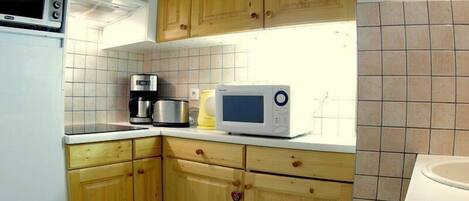 Fridge, microwave, dishwasher, coffee/tea maker