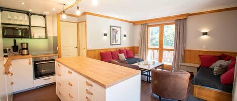 Fridge, coffee/tea maker