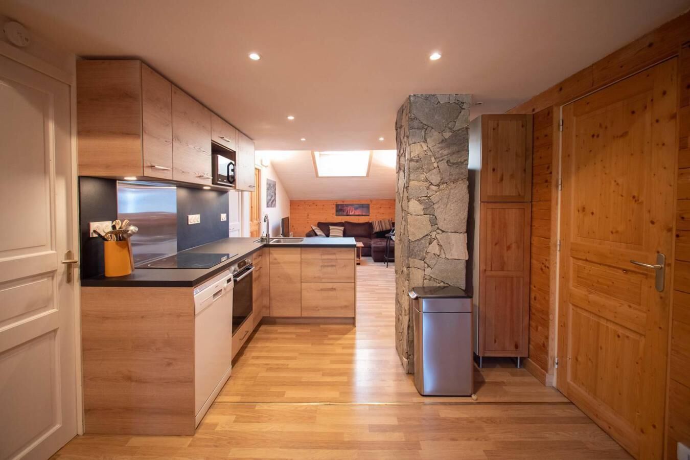 Fridge, oven, dishwasher, coffee/tea maker