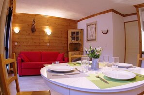 Dining - 300m from resort center, 1st floor, view mountain, balcony, ski locker, 37m², Valmorel (Valmorel)