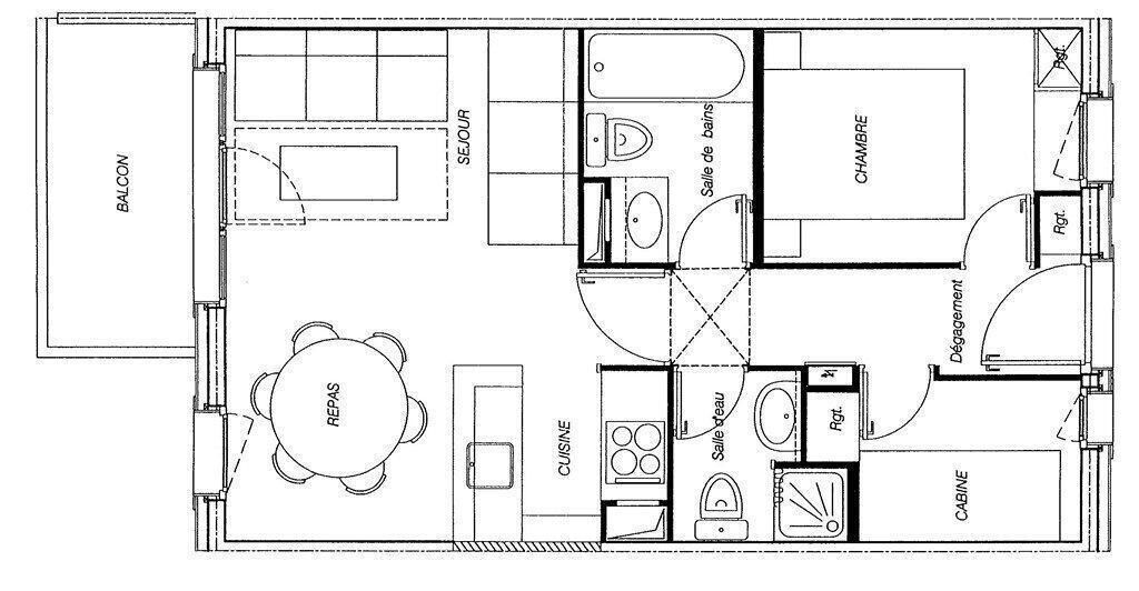 Plano de planta de un hotel que incluye un balcón, comedor, cocina, baño y sala de estar.
