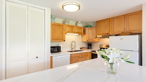 Coffee/tea maker, fridge, microwave, oven - Beach Cozy North Shore Turtle Bay Condo (Kahuku)