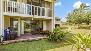 Outdoor dining - Beach Cozy North Shore Turtle Bay Condo (Kahuku)