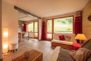 Living area - 5m from ski slopes, 7th floor, view mountain, balcony, tv, ski locker, 57m², Valmorel (Valmorel)