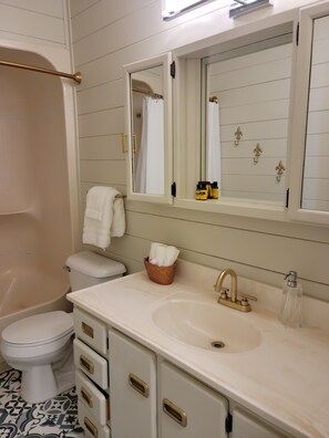 Combined shower/tub, towels, toilet paper