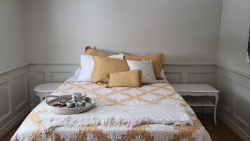 2 makuuhuonetta, työpöytä, ilmainen Wi-Fi, vuodevaatteet