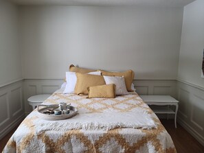 2 bedrooms, desk, free WiFi, bed sheets - French Country Style Main Floor in the heart of Lethbridge (Lethbridge)