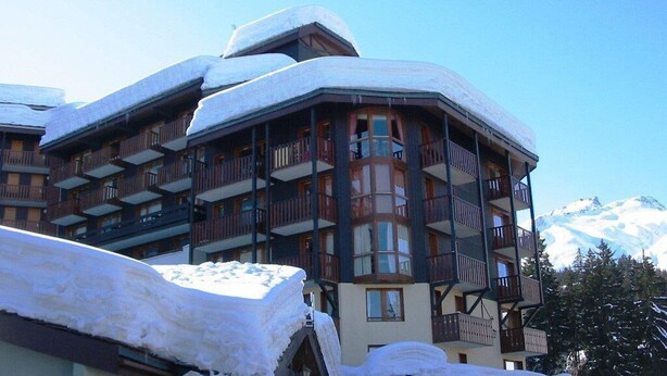 A multi-story hotel with balconies and a snow-covered roof. - 5m from ski slopes, 4th floor, terrace, ski locker, 24m², Valmorel (Valmorel)