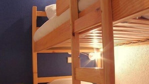 A bunk bed room with a nightstand and a window. - 5m from ski slopes, 4th floor, terrace, ski locker, 24m², Valmorel (Valmorel)