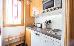 Kylskåp, mikrovågsugn och diskmaskin