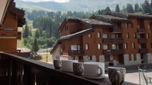A hotel with a view of mountains, balconies, and a wooden deck with cups. - 5m from ski slopes, 1st floor, view ski slopes, balcony, tv, 31m², Valmorel (Valmorel)
