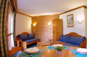 Interior - 240m from ski slopes, Ground floor, view mountain, terrace, tv, ski locker, 40m², Valmorel (Valmorel)