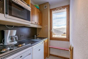 Fridge, microwave, oven, coffee/tea maker