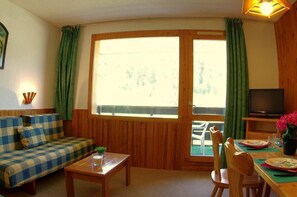 Living area - 170m from shops, 1st floor, view ski slopes, balcony, tv, ski locker, 35m², Valmorel (Valmorel)