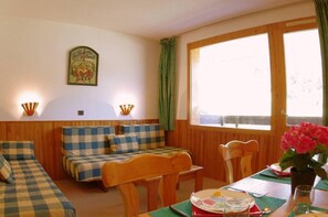 Dining - 170m from shops, 1st floor, view ski slopes, balcony, tv, ski locker, 35m², Valmorel (Valmorel)
