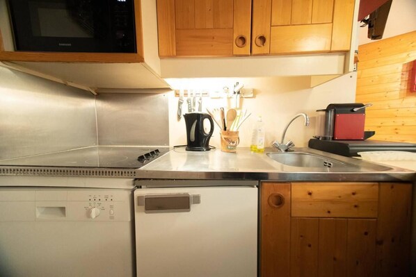 Kylskåp, mikrovågsugn, diskmaskin och kaffe- och tebryggare