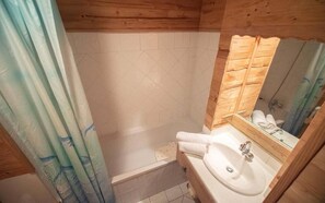 Bathroom - 280m from shops, floor -2, view mountain, balcony, ski locker, 55m², Valmorel (Valmorel)