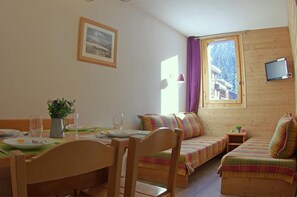 Dining - 5m from ski slopes, 4th floor, mountain view, balcony, television, ski locker, 27m², Valmorel (Valmorel)