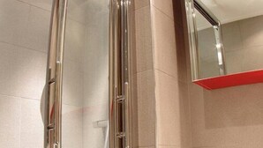 A modern bathroom with a glass shower enclosure, a red vanity, and a white countertop. - 5m from ski slopes, 1st floor, view valley, balcony, tv, 24m², Valmorel (Valmorel)