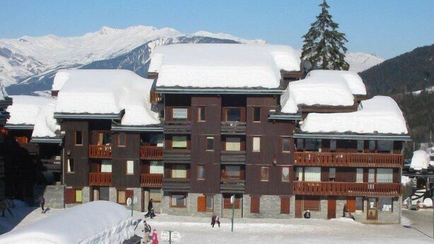 A multi-story building with a traditional architectural style, featuring balconies and a snow-covered roof. - 1st floor, view mountain, tv, 24m², Valmorel (Valmorel)