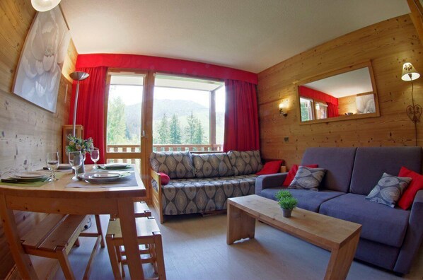 Living area - 5m from ski slopes, 7th floor, view mountain, balcony, tv, ski locker, 24m², Valmorel (Valmorel)