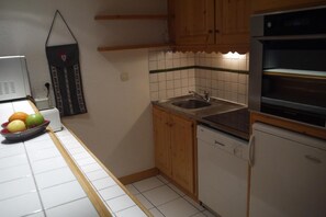 Coffee/tea maker, fridge, microwave, oven