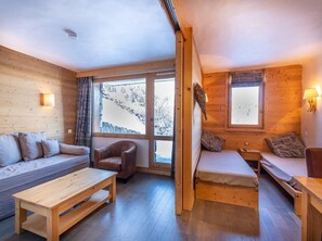 Living area - 100m from ski slopes, floor -1, view valley, balcony, parking, tv, 28m², Méribel-Mottaret (Méribel - Les Allues)