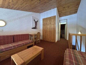 Living area - 80m from ski lifts, 5th floor, view ski slopes, balcony, parking, tv, ski locker, 60m² (Méribel - Les Allues)
