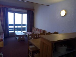 Interior - 80m from ski lifts, 5th floor, view ski slopes, balcony, parking, tv, ski locker, 60m² (Méribel - Les Allues)