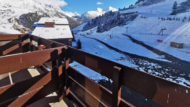 A snow-covered mountain landscape with a ski lift and a building with a sloped roof. - 150m from shops, 5th floor, view ski slopes, balcony, ski locker, 60m², Méribel-Mottaret (Méribel - Les Allues)