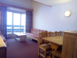 Interior - 80m from ski lifts, 5th floor, view ski slopes, balcony, parking, tv, ski locker, 60m² (Méribel - Les Allues)