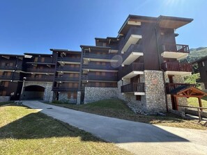 Exterior - 80m from ski lifts, 5th floor, view ski slopes, balcony, parking, tv, ski locker, 60m² (Méribel - Les Allues)