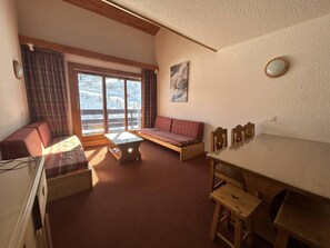 Living area - 80m from ski lifts, 5th floor, view ski slopes, balcony, parking, tv, ski locker, 60m² (Méribel - Les Allues)