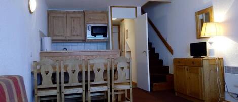 Kühlschrank, Mikrowelle, Ofen, Wasserkocher mit Kaffee-/Teezubehör