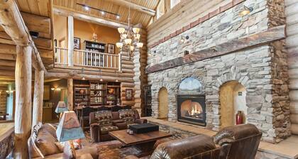 NEW Blue Sky Lodge on 80 Acres! Hot Tub, Decks, WiFi, wet bar, firepit, gym