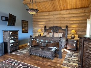 6 slaapkamers, een bureau, een strijkplank/strijkijzer, reisbedje