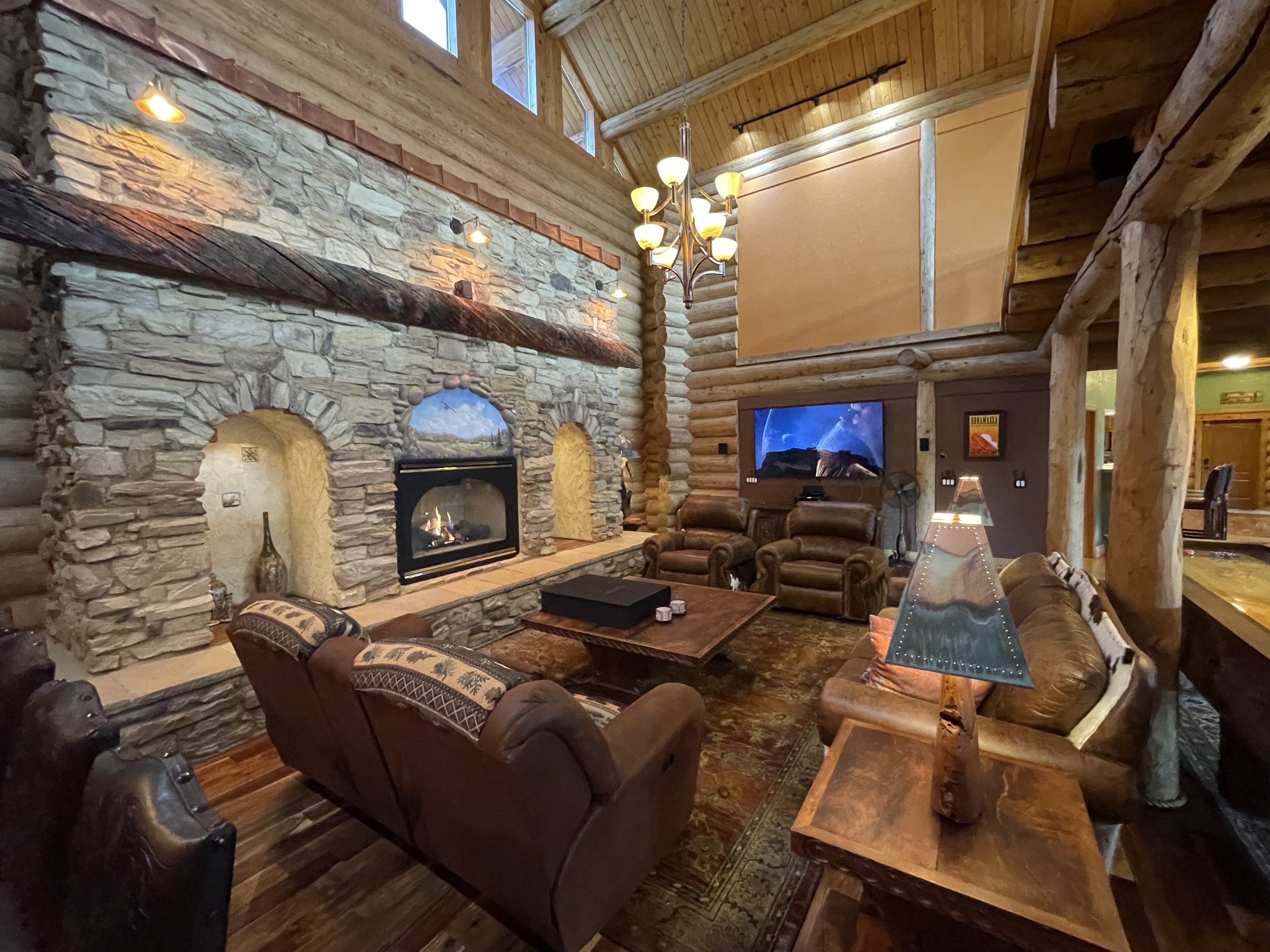 NEW Blue Sky Lodge on 80 Acres! Hot Tub, Decks, WiFi, wet bar, firepit, gym