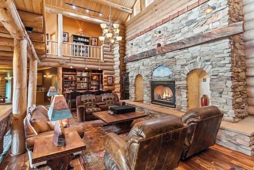 Expansive Lodge on 80 Acres! Hot Tub, Decks, WiFi!