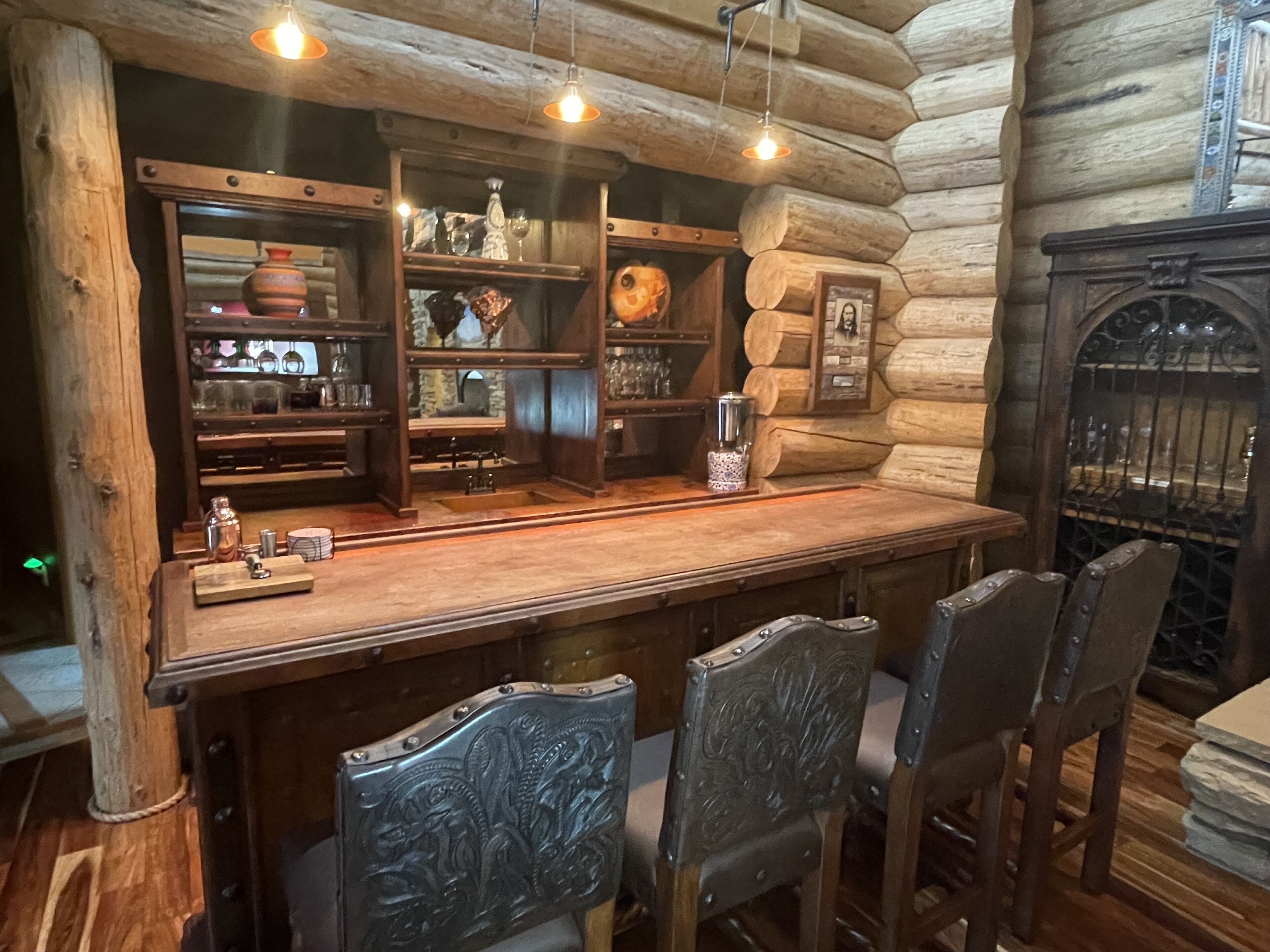 NEW Blue Sky Lodge on 80 Acres! Hot Tub, Decks, WiFi, wet bar, firepit, gym