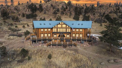 Expansive Lodge on 80 Acres! Hot Tub, Decks, WiFi!