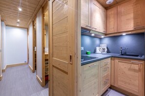 Private kitchen - 80m from ski lifts, view ski slopes, terrace, ski locker, 43m², Méribel-Mottaret (Méribel - Les Allues)