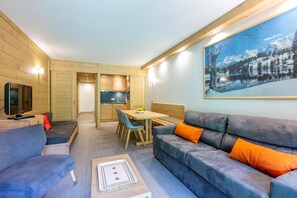 A compact living space with a sofa, a dining table, and a TV. - 80m from ski lifts, view ski slopes, terrace, ski locker, 43m², Méribel-Mottaret (Méribel - Les Allues)