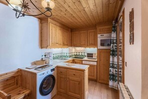 Coffee/tea maker, fridge, microwave, oven - 50m from shops, floor -1, balcony, 46m², Méribel-Mottaret (Méribel - Les Allues)