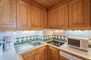 Coffee/tea maker, fridge, microwave, oven - 50m from shops, floor -1, balcony, 46m², Méribel-Mottaret (Méribel - Les Allues)
