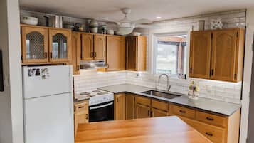 Kylskåp, mikrovågsugn, ugn och spishäll