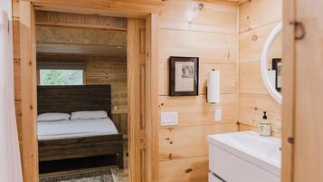 12 bedrooms, desk, free WiFi, bed sheets