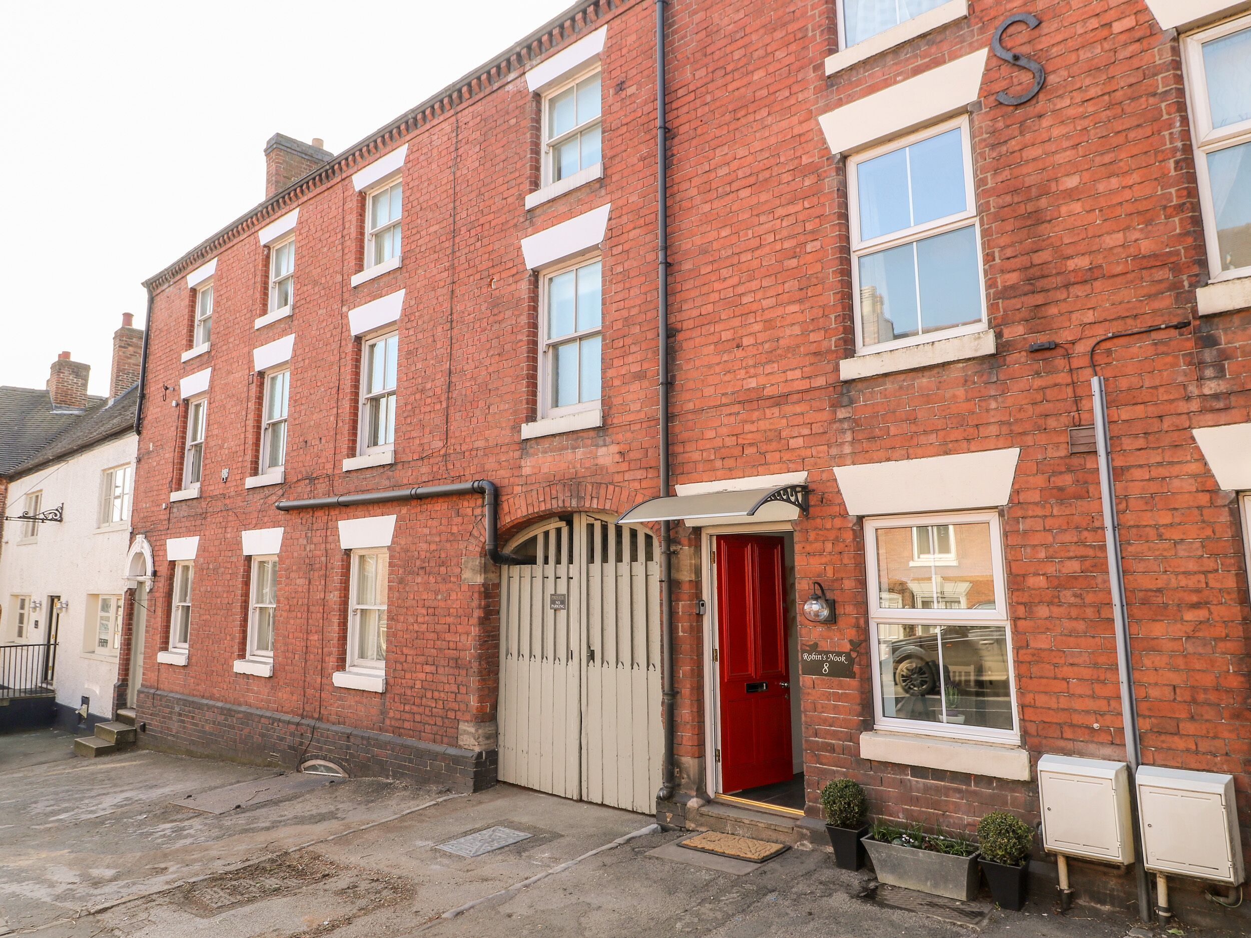 ROBIN'S NOOK, pet friendly, character holiday cottage in Ashbourne